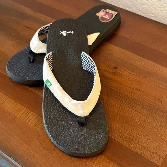 Sanuk Sandals Brand New - Picture 1 of 3